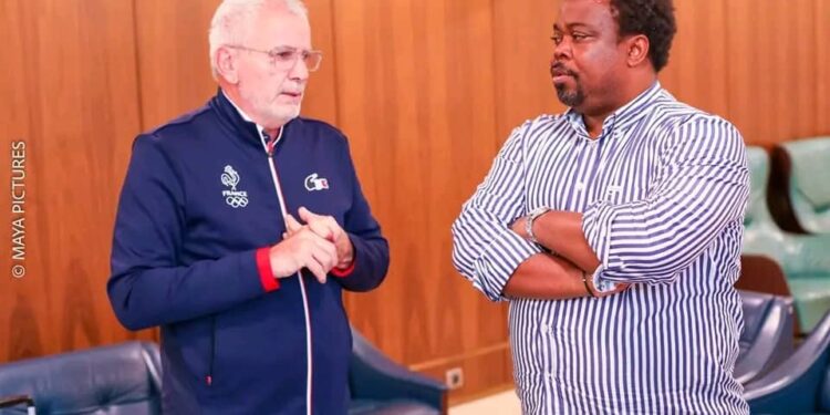 26e championnat du monde senior Féminin : Sidikou Karimou célèbre le sacre de la France, partenaire de la FBHB.