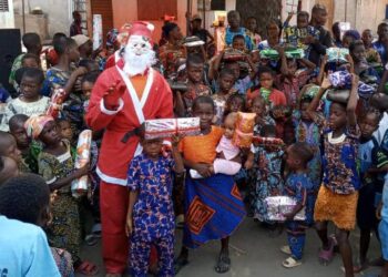 Noël 2023 à Sô-Ava : Plus de 200 enfants célèbrent Noël grâce à la générosité de l’association Humani Cher.