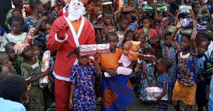 Noël 2023 à Sô-Ava : Plus de 200 enfants célèbrent Noël grâce à la générosité de l’association Humani Cher.