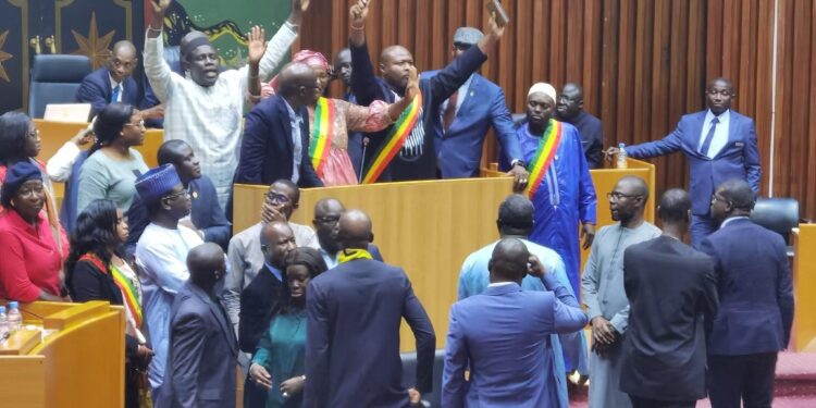 Report de la présidentielle au Sénégal : Macky Sall passe en force.