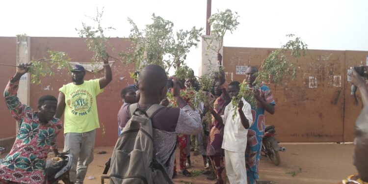 Football – Buffles du Borgou : Des supporteurs en colère réclament la démission du coach.