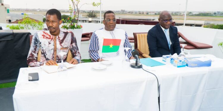 Cotonou : L’ambassadeur burkinabé David Kabré échanges avec ses compatriotes résidents au Bénin.