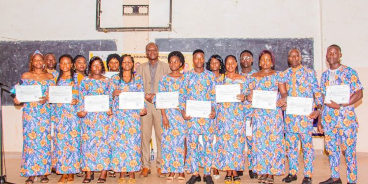 Journal L’Étudiant Noir : Une vingtaine de journalistes reçoivent leurs parchemins