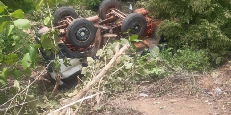 Accident de la Route à Tchatchou : Un Camion de dix tonnes quitte sa trajectoire et se renverse