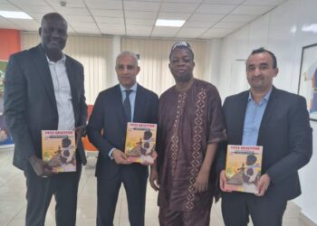 La BD Tata Adjatchè : le chef d’œuvre de Tiburce Adagbè dédicacer aux responsables de Moov Africa.
