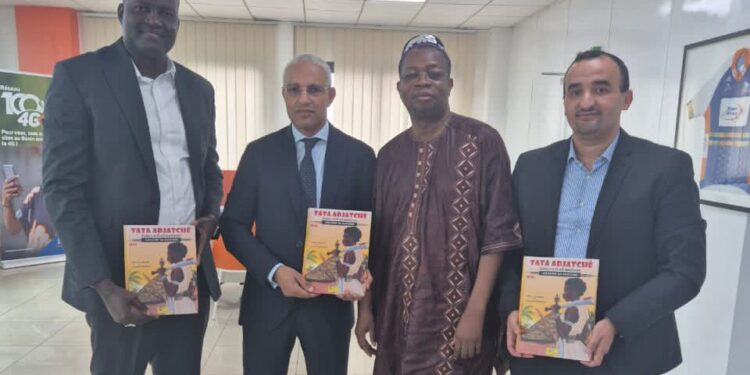 La BD Tata Adjatchè : le chef d’œuvre de Tiburce Adagbè dédicacer aux responsables de Moov Africa.