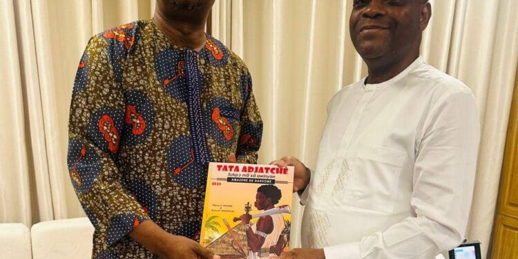 Le Professeur Dorothé SOSSA rend hommage à la bande dessinée « Tata Adjatchè »