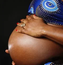 Coup de marteau : une jeune femme en visite chez sa mère “bricole” un autre bébé