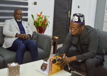 Haac : Tiburce ADAGBE honore Édouard Loko avec sa BD