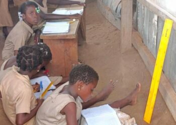 EPP Guèma Ouest à Parakou : Des écoliers assis à même le sol en classe.