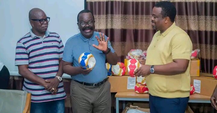 Handball béninois : le CNOS BEN appuie la FBHB avec un lot de matériel