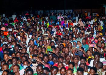 Caravane Moov Fidelis : Parakou vibré au rythme d’un grand concert avec Nikanor, Tonner X et Aziz Touré