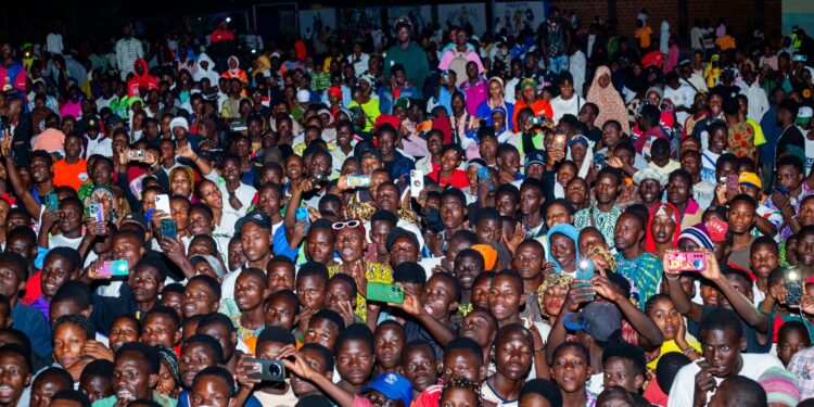 Caravane Moov Fidelis : Parakou vibré au rythme d’un grand concert avec Nikanor, Tonner X et Aziz Touré
