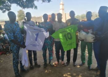 Don d’équipements sportifs à Sinendé: Arouna Barogui marque son engagement social