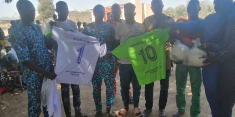 Don d’équipements sportifs à Sinendé: Arouna Barogui marque son engagement social