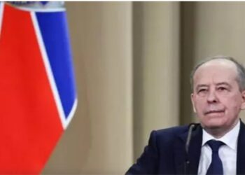 Moscou expulse deux diplomates britanniques : tensions accrues avec Londres