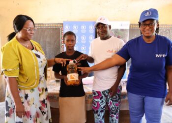Alimentation scolaire : La SHB renforce les cantines à Djidja avec un don d’huile, en harmonie avec le PAM