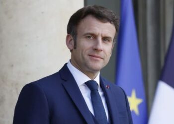 Macron réplique à Alger : douze diplomates expulsés
