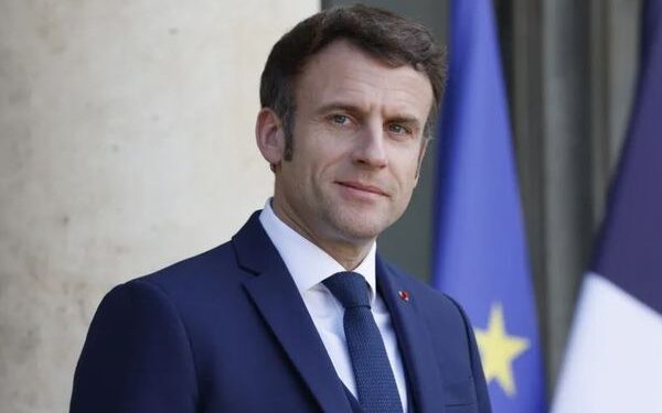 Macron réplique à Alger : douze diplomates expulsés