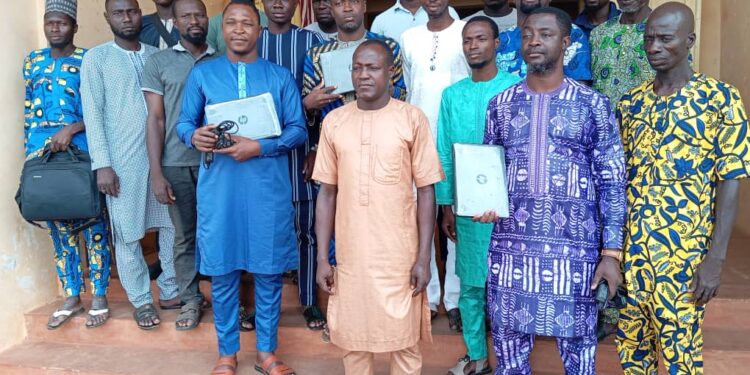 Dassouki Moutala au chevet des artisans et médias de Parakou : un geste fort pour le développement local