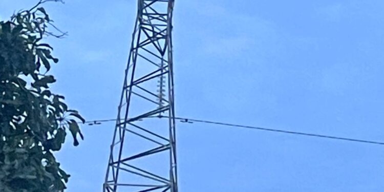 Insolite : Un homme grimpe un pylône pour « rencontrer Dieu » à Copargo