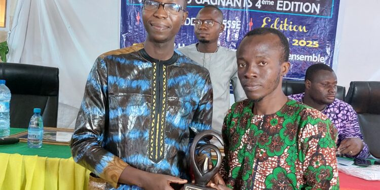 Un trophée pour l’éveil citoyen : Ikililou Adamou Idrissou à l’honneur