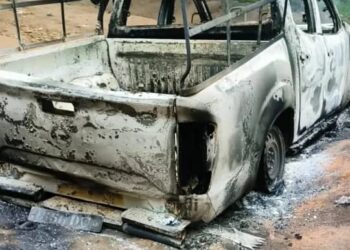 Ifangni : un véhicule de la Douane incendié, un chauffeur lynché