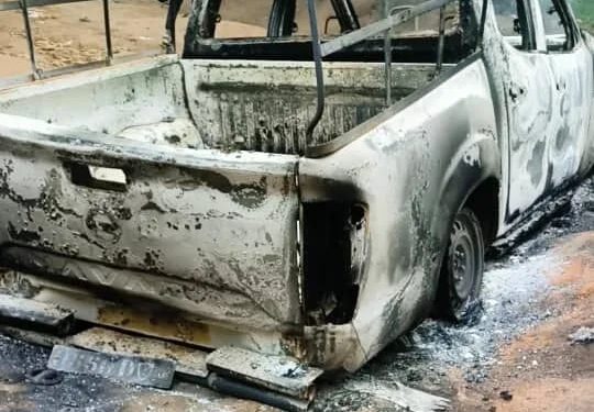 Ifangni : un véhicule de la Douane incendié, un chauffeur lynché