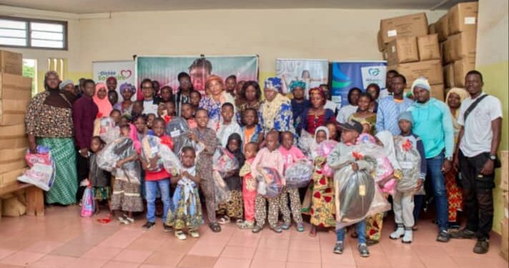 Don de kits scolaires à Parakou : Assolud Bénin vole au secours des enfants drépanocytaires