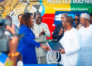 Football béninois : 1XBet offre un bus moderne à la Fédération