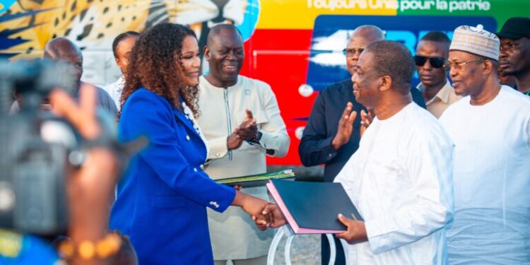 Football béninois : 1XBet offre un bus moderne à la Fédération