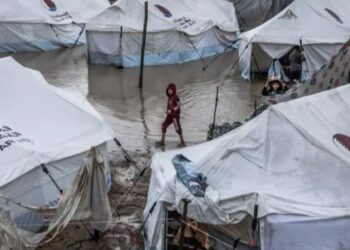 Gaza sous les eaux : la détresse s’aggrave dans les camps de déplacés
