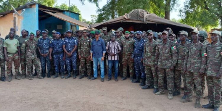 Nouvel an : le préfet Djibril Mama Cissé aux côtés des Forces de Défense à Kalalé