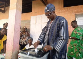 Élection présidentielle : Samou Seidou Adambi vote et encourage les indécis à sortir