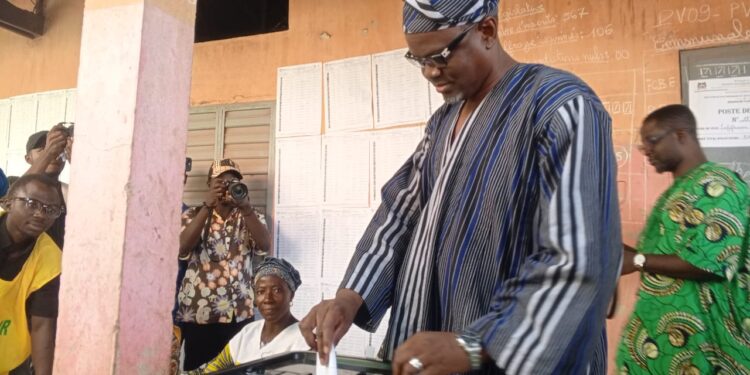 Élection présidentielle : Samou Seidou Adambi vote et encourage les indécis à sortir