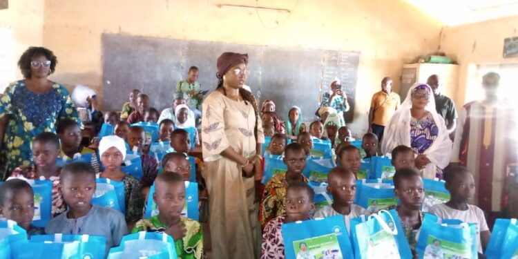 CEP 2026 à Parakou : Faridatou Zachari Traoré offre des kits scolaires aux candidats