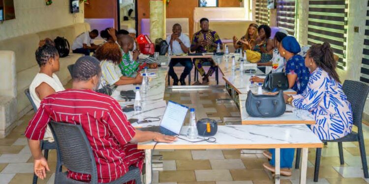 Kémi Séba : une panne d’électricité fait reporter l’audience