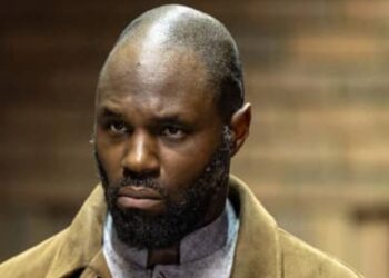 Kémi Séba : une panne d’électricité fait reporter l’audience